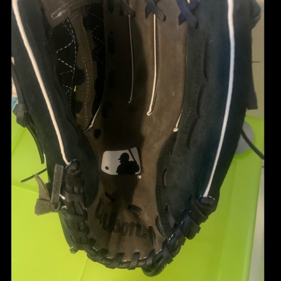 Wilson Baseball Glove 11 1/2 inch, right hand throw - Picture 2 of 3